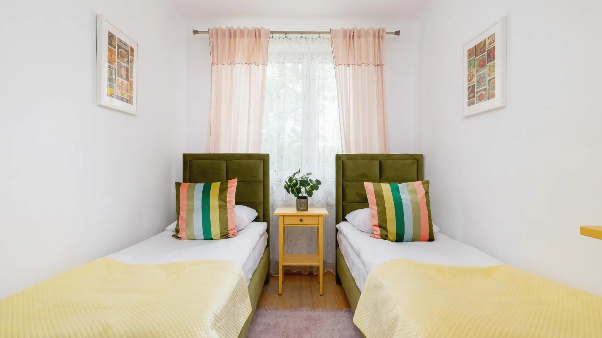 Cozy Apartment With Parking In Krakow By Noclegi Renters 0*,  Polsko